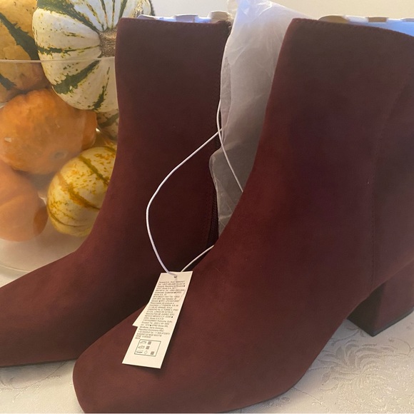 Boots. Booties. Ankle boots - Picture 1 of 8